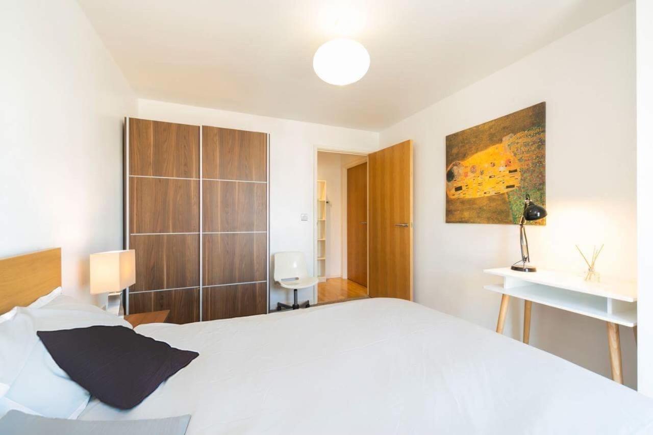 Room With Private Bathroom In A Modern Two Bedroom Two Bathroom Flat Londres Exterior foto